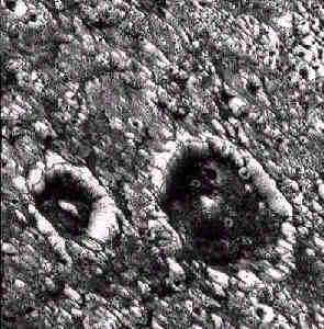 DARK-FLOORED IMPACT CRATERS ON GANYMEDE：PIA01607